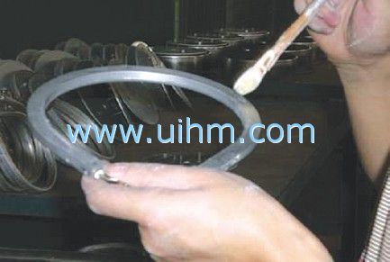 复合锅底感应钎焊流程演示 复合锅底感应钎焊流程演示