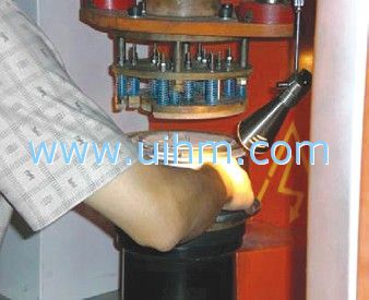 复合锅底感应钎焊流程演示 复合锅底感应钎焊流程演示