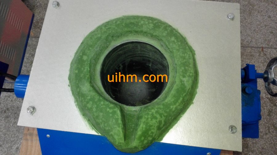 UM-40AB-MF induction melting machine with 30kg tilting furnace (5) UM-40AB-MF induction melting machine with 30kg tilting furnace (5)