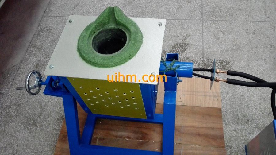 UM-40AB-MF induction melting machine with 30kg tilting furnace (7) UM-40AB-MF induction melting machine with 30kg tilting furnace (7)