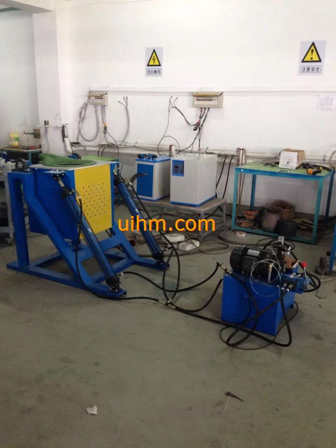 UM-60AB-MF induction melting machine with 50kg tilting furnace (2) UM-60AB-MF induction melting machine with 50kg tilting furnace (2)